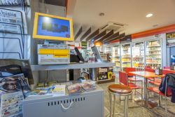 Instalaciones y tienda en la estación de servicio Fertol
