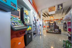 Instalaciones y tienda en la estación de servicio 3