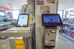 Instalaciones y tienda en la estación de servicio 9