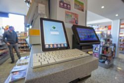 Instalaciones y tienda en la estación de servicio 10
