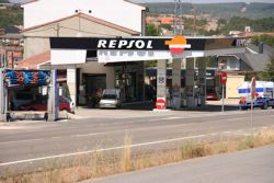 Fotografía: Vista frontal estacion de servicio fertol repsol