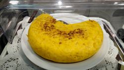 La sabrosa tortilla no dura mucho en la cafetería Fertol